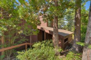 una cabina nel bosco con alberi di North Shore Lakeside Condo #8 by Tahoe Getaways - Updated 3 Story Condo Near Palisades Resort w HOA! a Tahoe City