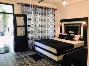una camera con un grande letto e una finestra di Unakuruwa silent beach villa a Tangalle