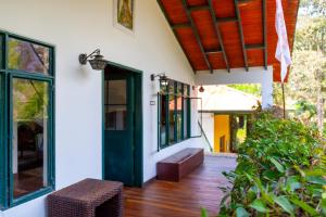 Casa con puerta verde y suelo de madera en Finca Alcalá, un paraíso cerca a Bogotá! en Ubaque
