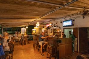 La Ben Resort في كلفا: مجموعة من الناس يجلسون في بار في مطعم