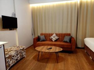 un soggiorno con divano e tavolino da caffè di Doğan Palace Hotel a Istanbul