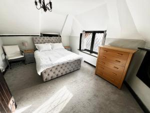 1 dormitorio con 1 cama, vestidor y ventana en Reads Cottage en Waterlooville