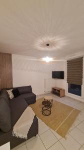 un soggiorno con divano e TV di Logement entier : appartement, Houssen a Houssen