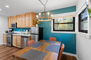 una cucina con un tavolo e una sala da pranzo di Sandy Cove on the North Shore -Lakeside Cottage with Pier Beach, and HOA Amenities a Tahoe Vista