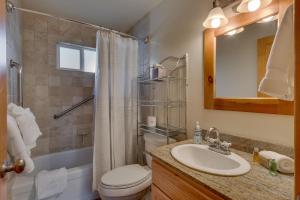 y baño con lavabo, aseo y ducha. en Piney wood - Quiet 2 BR Loft w Private Hot Tub, en Carnelian Bay