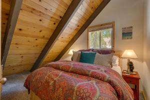 1 dormitorio con cama y techo de madera en Piney wood - Quiet 2 BR Loft w Private Hot Tub, en Carnelian Bay