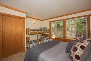 una camera con un letto e un letto a castello di Palisades Tahoe Ski Condo - Remodeled 2 BR, Walking Distance to Lifts & Village a Olympic Valley