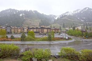 un ampio parcheggio di fronte a una montagna di Palisades Tahoe Ski Condo - Remodeled 2 BR, Walking Distance to Lifts & Village a Olympic Valley