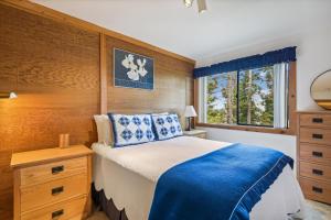 a bedroom with a bed and a window in it at Rocky Point # 4 - 2 BR Northstar Condo, Shuttle to Slopes, HOA Amenities! in Truckee +23 photos
