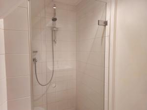 a bathroom with a shower with a glass door at Vrijstaand vakantiehuis AK14 Aagtekerke in Aagtekerke +24 photos