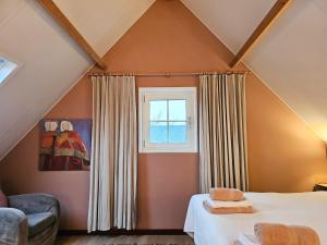 a bedroom with a bed and a window at Vrijstaand vakantiehuis AK14 Aagtekerke in Aagtekerke