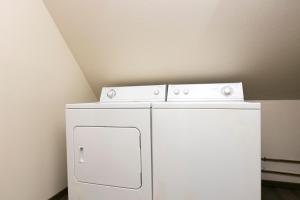 ein kleiner weißer Kühlschrank mit zwei Kochfeldern darüber in der Unterkunft Pineland Chalet in Tahoe City - Classic Cabin Wood Fireplace Dog Friendly in Tahoe City