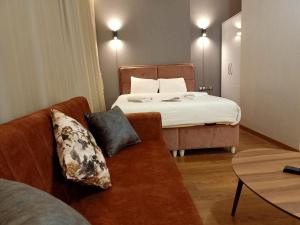 um quarto com uma cama, um sofá e uma cama em Doğan Palace Hotel em Istambul