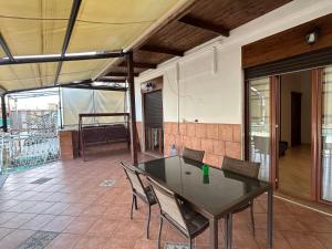 a dining room with a glass table and chairs at Luxury_C3 in Naples