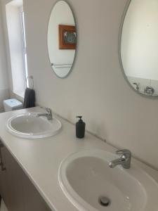 Baño con 2 lavabos y espejo en Blessed at Ten76 holiday home in Witsand, en Witsand