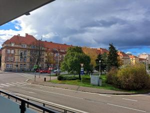 uma rua vazia numa cidade com um edifício em Tabáň Luxury apartment (city center & free parking) em Nitra