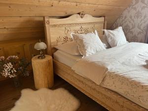 a bedroom with a white bed and a white rug at Domek Tatrzańska Zyngierka in Ząb