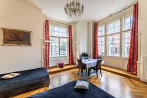 布拉格的住宿－Cosy Apartment for 4 / Old Town / Jewish Quarter，客厅配有桌子和沙发