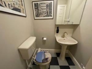 Ένα μπάνιο στο The Pickwick House 2 bedroom free parking +15 φωτογραφίες