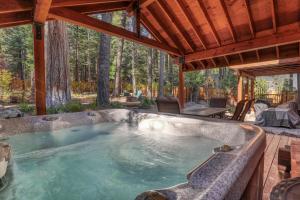 duża wanna z hydromasażem na środku patio w obiekcie Secret Garden Lodge - 4BR Walking Distance to the Lake, Hot Tub, Close to Ski Resorts! w mieście Carnelian Bay
