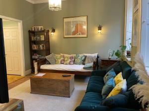 sala de estar con sofá y mesa de centro en The Pickwick House 2 bedroom free parking, en Bath