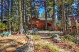 domek wiejski w lesie z drzewami w obiekcie Secret Garden Lodge - 4BR Walking Distance to the Lake, Hot Tub, Close to Ski Resorts! w mieście Carnelian Bay