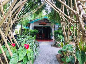 un giardino con un sentiero che conduce a una casa di Unakuruwa silent beach villa a Tangalle