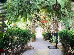 un arco in un giardino con alberi e piante di Unakuruwa silent beach villa a Tangalle