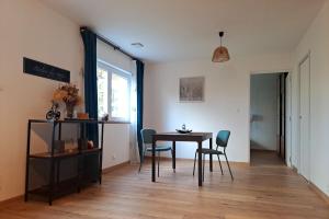 ein Esszimmer mit Tisch und Stühlen in der Unterkunft LocBreuillet91 in Breuillet