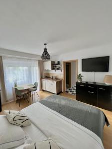Schlafzimmer mit einem Bett, einem Tisch und einem TV in der Unterkunft Soul Apartments in Izola