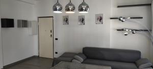 un soggiorno con divano e lampada di Barzo Apartment a Roma