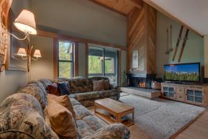 sala de estar con sofá y chimenea en Silver Strike #2- Walk to Village- Ski Shuttle to Lifts, en Truckee