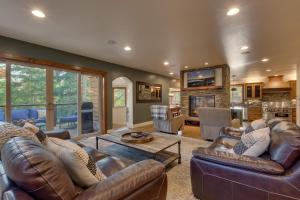 Posezení v ubytování Tahoe Rim Retreat - Spacious 4BR with Pool Table and Private Hot Tub - Pet Friendly!