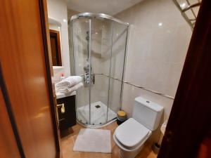 łazienka z prysznicem i białą toaletą w obiekcie Apartamento en Beiramar w mieście O Grove +13 zdjęć