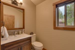 Ένα μπάνιο στο Skyland Jewel at Dollar Point - Luxury 3BR - Easy Winter Access +12 φωτογραφίες