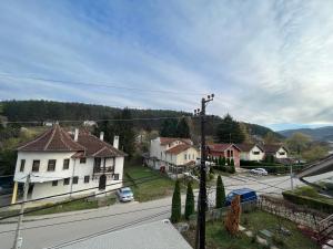 Vistas a una ciudad con casas y una calle en Vila Simfonija en Vrnjačka Banja