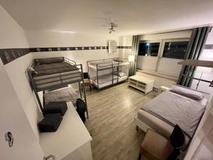 Habitación pequeña con 2 literas y escritorio. en WinWin im Westen en Bielefeld