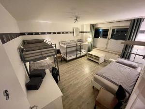 a small room with two bunk beds and a desk at WinWin im Westen in Bielefeld