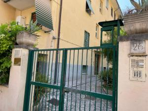 a green gate in front of a building at Barzo Apartment in Rome