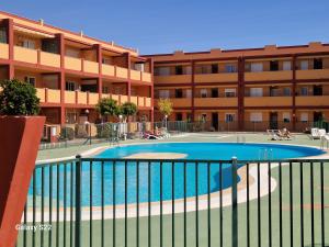 una piscina frente a un edificio de apartamentos en Marveo, en La Oliva