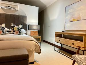 フランシュホークにあるCalais Guest Houseのベッドルーム(大型ベッド1台、ドレッサー付)