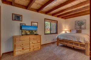 เตียงในห้องที่ Tahoe Woods - Tahoe Park Cabin w Hot Tub, Fireplace, Near Skiing!