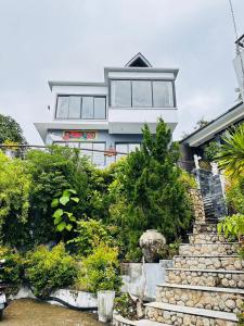 Biały dom ze schodami przed nim w obiekcie Scenery Sunrise w mieście Chaweng Noi Beach