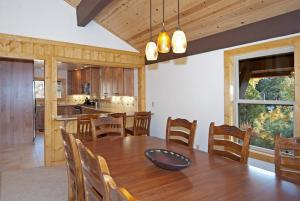 uma cozinha e sala de jantar com uma mesa de madeira e cadeiras em Valley View at Palisades -4 BR w Mountain Views, Pet-Friendly, and Close to Village em Olympic Valley