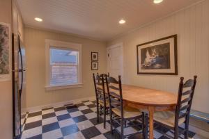 - une salle à manger avec une table et des chaises dans l'établissement Vanni House - Classic Tahoe Style 2 BR - Sleeps 6 - Hot Tub - Near Palisades & Downtown Tahoe City, à Tahoe City