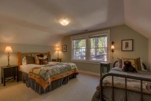 a bedroom with two beds and a window at Vanni House - Classic Tahoe Style 2 BR - Sleeps 6 - Hot Tub - Near Palisades & Downtown Tahoe City in Tahoe City