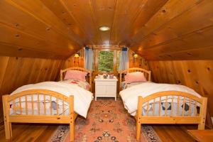 1 Schlafzimmer mit 2 Betten in einer Hütte in der Unterkunft Ward Creek Retreat - Cozy Old Tahoe Cabin w Short Drive to Ski Resorts Pet Friendly in Tahoe City