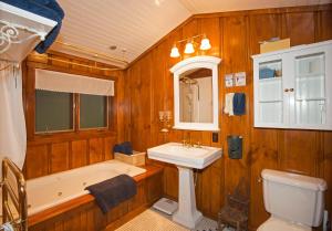 ein Badezimmer mit Badewanne, Waschbecken und Toilette in der Unterkunft Ward Creek Retreat - Cozy Old Tahoe Cabin w Short Drive to Ski Resorts Pet Friendly in Tahoe City + 13 Fotos