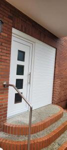 uma porta de garagem branca numa casa de tijolos em LaPurka ll Home em Nordhorn