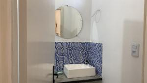 un bagno con lavandino e specchio di Villa Encantos do Paraíso 50mts da lagoa a Jijoca de Jericoacoara